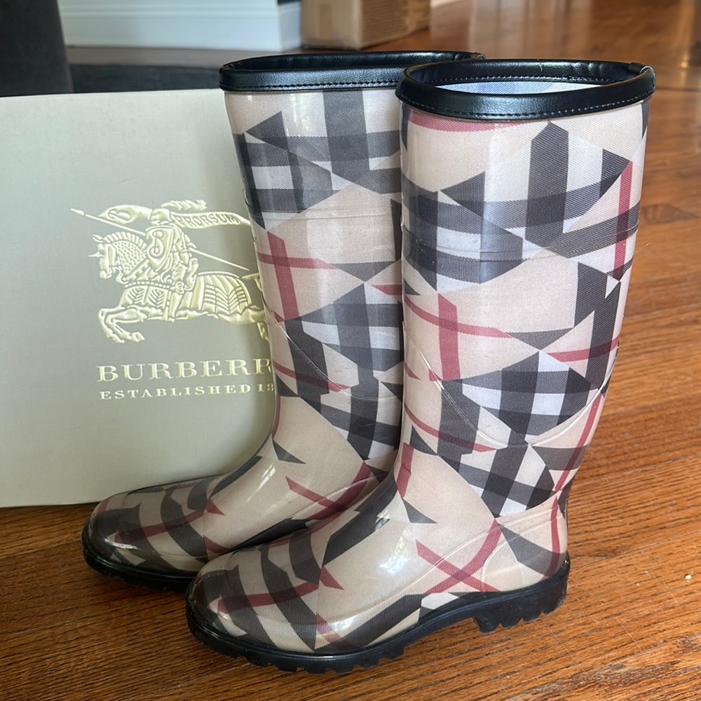 Burberry Novacheck Rainboots, US size 6.5, EUR 37

Comes with original box.